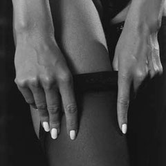 Fotografia di mani adagiate su un corpo femminile, portfolio fine art in bianco e nero di Alessandro Tintori