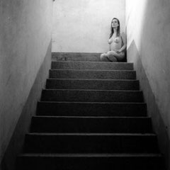 Portfolio fine art di nudo artistico "Il Castello" di Alessandro Tintori: composizione minimalista e rapporto corpo pietra