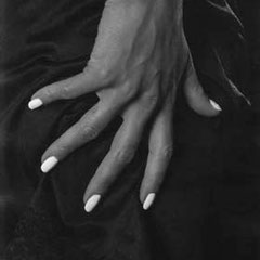 Fotografia di mani adagiate su un corpo femminile, portfolio fine art in bianco e nero di Alessandro Tintori