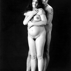 Ritratti bianco e nero fine art di nudo artistico di coppia in gravidanza di Alessandro Tintori