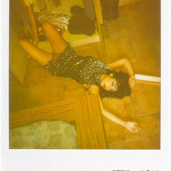 Fotografia Polaroid dal progetto Broken Doll, posa disarticolata ispirata alle bambole di Hans Bellmer, luce naturale e toni caldi, opera di Alessandro Tintori