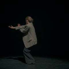 Fotografia Fine Art di danza contemporanea interpretata da Elisabetta Da Rold sulla canzone El me indiriss di Enzo Jannacci