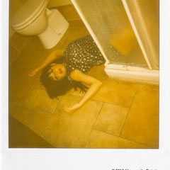 Fotografia Polaroid dal progetto Broken Doll, posa disarticolata ispirata alle bambole di Hans Bellmer, luce naturale e toni caldi, opera di Alessandro Tintori