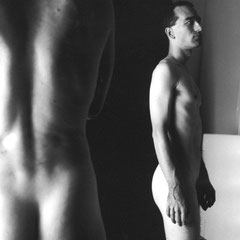 Fotografia fine art in bianco e nero di nudo maschile concettuale di Alessandro Tintori