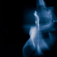 Nudo artistico di Alice nella disciplina della pole dance, illuminazione teatrale in chiaroscuro e studio del movimento, fotografia di Alessandro Tintori.