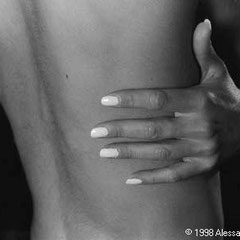 Fotografia di mani adagiate su un corpo femminile, portfolio fine art in bianco e nero di Alessandro Tintori