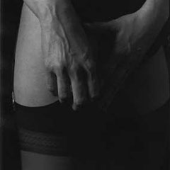 Fotografia di mani adagiate su un corpo femminile, portfolio fine art in bianco e nero di Alessandro Tintori