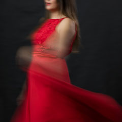 Ritratto alternativo a colori in sala posa di Marta Balletto durante un corso di ritratto