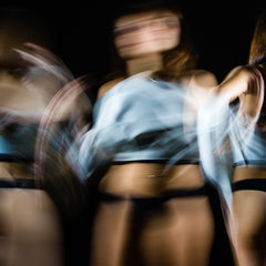 Fotografia dinamica di Federica Fontana, tecnica a tempi lunghi ed esposizione multipla per l'astrazione del movimento, portfolio 756 di Alessandro Tintori.