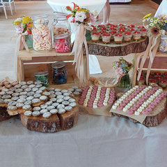 Boomstammen + houten kratjes sweet table setting (huur € 29,50)