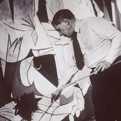 Pablo Picasso dans son atelier parisien