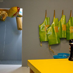 Detailed view of food balloons and aprons before the performance, Photo: Arjuna Capulong, (c) Veronika Merklein