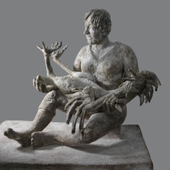 Frau mit Hahn, Terrakotta reduziert gebrannt, h54x54x56cm