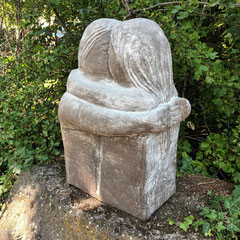 der Kuss, Terrakotta, Tonmehl, reduziert gebrannt, h67x50x23cm