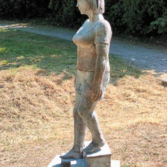 auf der Treppe, Terrakotta, Tonmehl, reduziert gebrannt, H124xB38xT30cm