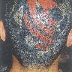 Farbiges Hinterkopf Tattoo, Störung des Lenkergefässes, dem 7. Chakra, des Blasen- und Gallenblasen-Meridianes