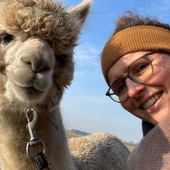 Ein Selfie von einer Frau mit einem Alpaka.