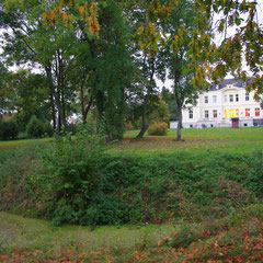 Wassergraben im Schlosspark