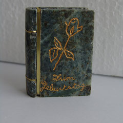 Buch grün mit Rose zum Geburtstag, Messing Abschluss, H 6,7 cm, B 5 cm, T 2,1 cm,  194 gr.     22 Fr.