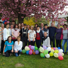 Gruppenfoto im wunderschön blühenden Frühlingspark