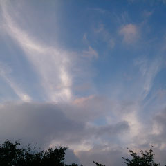 夏の日に富士山の近辺にて空を見上げたら、剣のように光り輝く雲が出たのでフォトチャンスしました。