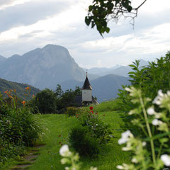 Antoniuskapelle im Kaisertal mit Blick zum Pendling