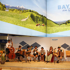 Die Bühne mit unseren Musikanten aus Bruckmühl und Nussdorf
