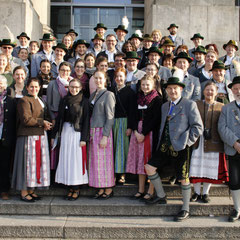 Gruppenbild vor dem Reichstag