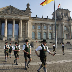 Marschplattler vorm Reichstag