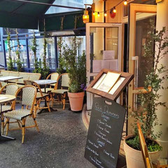 Aménagement végétal de cette terrasse de Brasserie parisienne