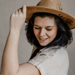 Frau mit Hut für Festival