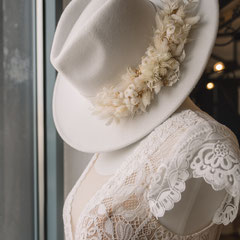 Boho-Brauthut mit Trockenblumen