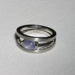 Ring mit Sternsaphir und Diamanten, Weißgold