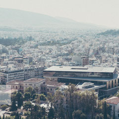 Athen aus der Vogelperspektive mit Blick von der Akropolis auf die Staatsbibliothek.