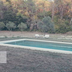 Ein Pool in der Provence mit Wald im Hintergrund by Travel Fotograf Roland Grosch.