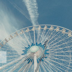 Riesenrad in Marseille mit blauem Himmel und Schleierwolken.