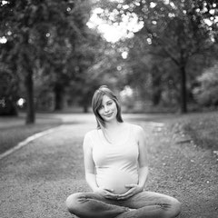 Frau im Schneidersitz beim Schwangerschafts-Fotoshooting im Park Schloss Philippsruhe Hanau - Fotograf in Hanau - Roland Grosch
