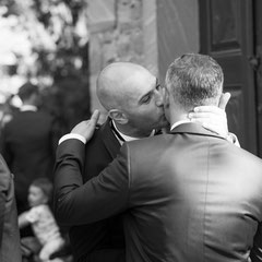 Der Bruderkuss bei der Hochzeit in Offenbach Rumpenheim. Fotoaufnahme vom Hochzeitsfotograf Hanau - Roland Grosch.