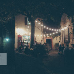 Kleines Städtchen in der Provence bei Nacht mit Lichterketten. Eine Bar mit Lichterketten. Fotografiert von Roland Grosch.