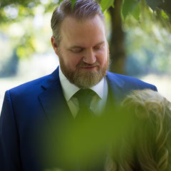 Paarshooting eines Hochzeitspaares im Schloss Philippsruhe Hanau. Der Bräutigam blickt der Braut tief in die Augen.