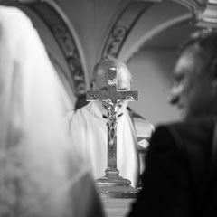 Ein stiller Moment während der kirchlichen Hochzeit in Offenbach Rumpenheim - das Kruzifix bedeckt das Gesicht des Priesters