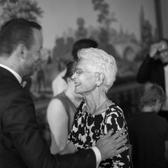 Die Oma des Bräutigams gratuliert ihm zur Hochzeit im Schloss Philippsruhe Hanau. Aufnahme vom Hochzeitsfotograf in Hanau Roland Grosch