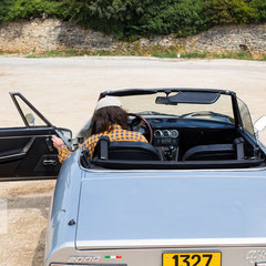 Street Photography in Südfrankreich - ein Mann sitzt in seinem alten Cabriolet - by Roland Grosch - Fotograf Hanau.