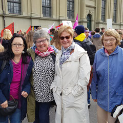 Annemarie Heiniger zeigt ihre Wut; daneben Martine Gagnebin, Marina Schneeberger und Ursula Nakamura