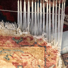 Riparazione frange tappeto Cervignano del Friuli- restauro tappeto pakistano, angolo tappeto mangiato dal cane, restauro tappeto messo sul telaio, tabriz carpet