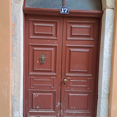 Alte griechische Holztür in einem Stadthaus der Altstadt von Corfu