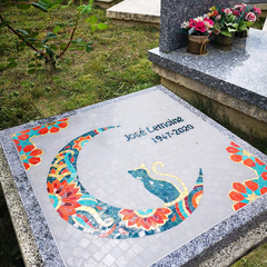 Monument funéraire personnalisé en mosaïque lune et chat cimetière de Péone Mozaiktoone.