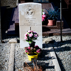 La tombe de Nicholas PEEL à Grandcamp ... toujours fleurie [GRANDCAMP44]