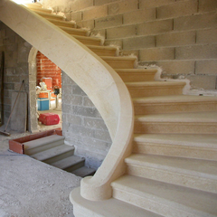 Pose d'un escalier en pierre massive dans une villa neuve, Uzès (30)