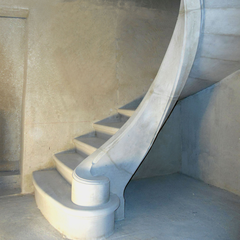 Escalier à limon en pierre massive dans un domaine viticole à Caux (34)